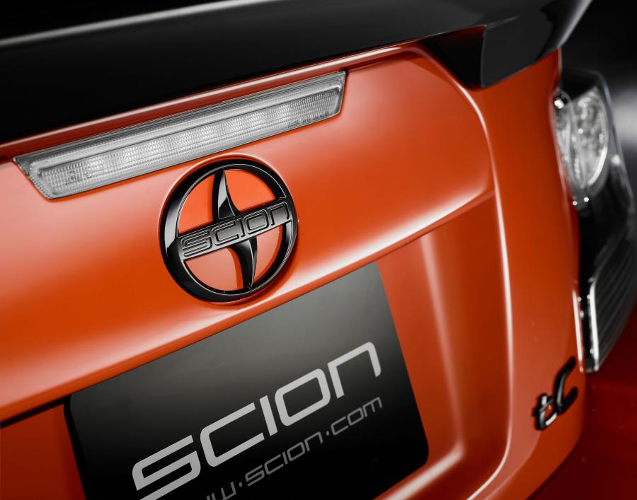 Логотип Scion tC Release Series 9.0 2014 года  (фото 23 из 27)